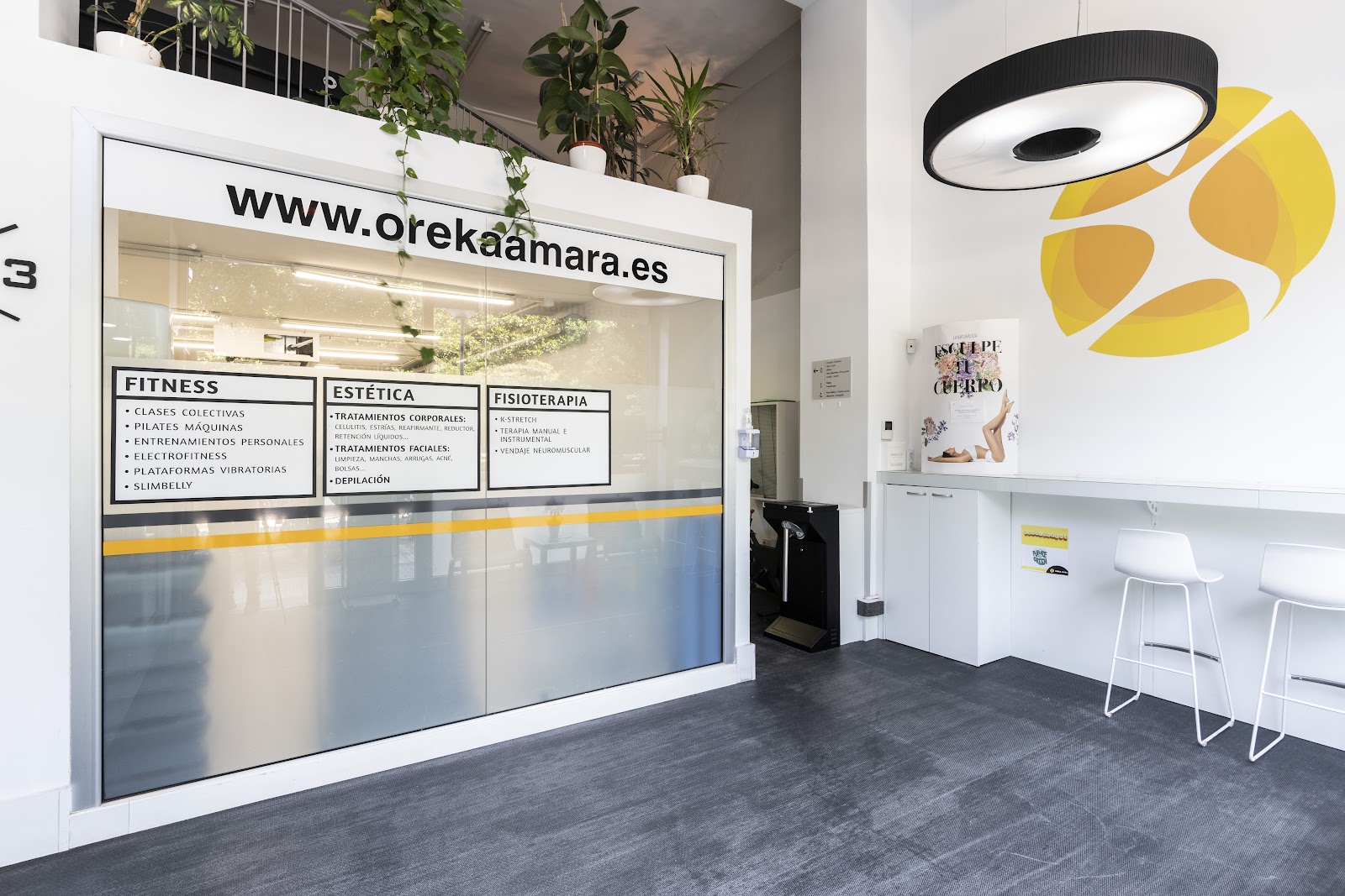 Recepción del centro con el logotipo de Oreka Amara
